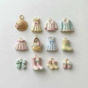 Set mit 12 Mini-Resin-Anhängern wie Kleider und Stiefel mit Goldringen für DIY-Schmuckdesign