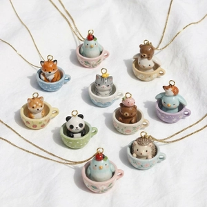 Adorabili ciondoli 3D a forma di tazza di tè con volpe, panda e pinguino su catena