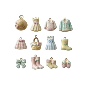 Bunte Harz-Anhänger-Set mit Kleidern und Schuhen für DIY-Schmuckherstellung