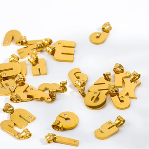 Goldene Buchstabenanhänger aus Edelstahl mit Zirkonia-Akzenten für DIY-Schmuckhalsketten