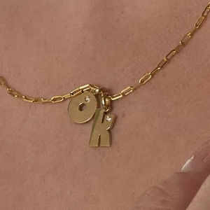 Goldene Büroklammer-Halskette mit Zirkonia-Initialen O und K für eleganten Look