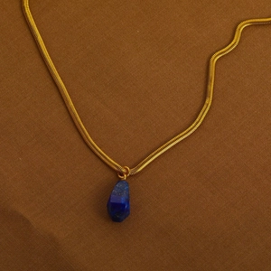 Collier en titane plaqué or 18K avec pendentif en pierre de lapis-lazuli bleu