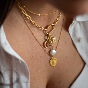 Boheemse 18K vergulde gelaagde ketting met zon, maan bedeltjes en een zoetwaterparel