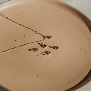 18k vergulde titanium ketting met kleurrijke vierkante edelsteen geboortesteen hangers