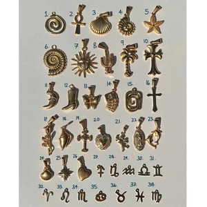 38 Designs von 18k vergoldeten Titanstahl-Anhängern inklusive Muscheln und Sternzeichen