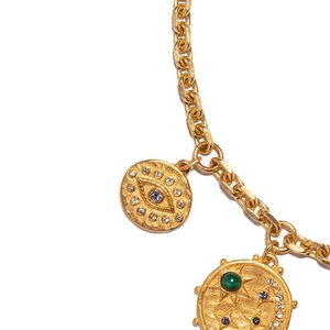 Detail des 18K vergoldeten Evil Eye und Mondsichel Anhängers mit Hammerschlag-Textur