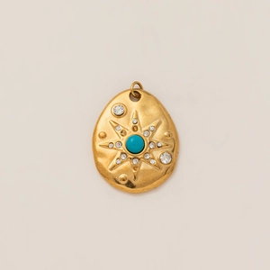 Vue détaillée d'un pendentif ovale en or avec pierre bleue et motifs de rayons stellaires