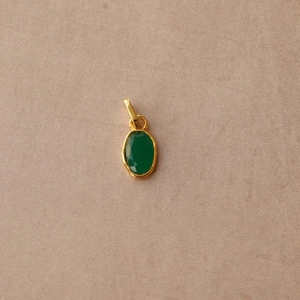 Dettaglio del ciondolo ovale in agata verde con castone in metallo placcato oro