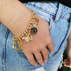 Bracelet doré 18 carats à perles avec breloques arbre de vie et pendentif émaillé Rich Tea