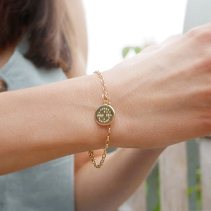 Bracelet en acier inoxydable plaqué or 18 carats avec pendentif Rich Tea Biscuit gravé