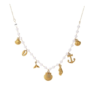 Goldene Halskette mit Muschel- und Fischschwanz-Anhängern und Perlen auf weißem Grund