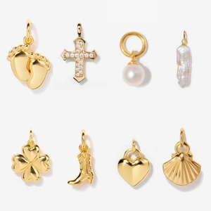 Set de 8 dijes bañados en oro con cruz, corazón, bota cowboy y perlas elegantes