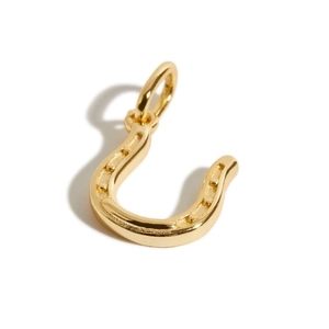 Detailopname van een gepolijste 18K gouden hoefijzer hanger met klinknagel details