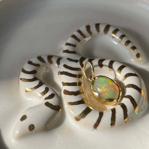 Bohemian 18K vergulde ovale opaal hanger met een levendig veelkleurig kleurenspel