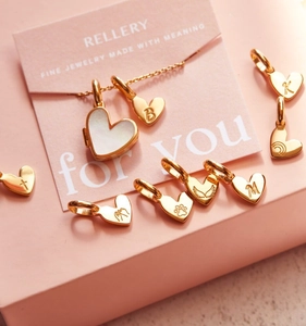 Detalle de medallones de corazón bañados en oro de 18K con nácar y colgantes personalizados