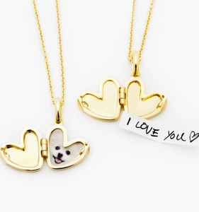 Detalle de un relicario de corazón chapado en oro de 18K con foto y nota en su interior