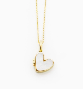Detalle del collar con relicario de corazón en oro de 18K e incrustación de nácar blanco