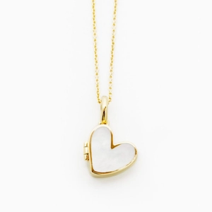 Collar de relicario de corazón de acero inoxidable chapado en oro 18K con nácar blanco