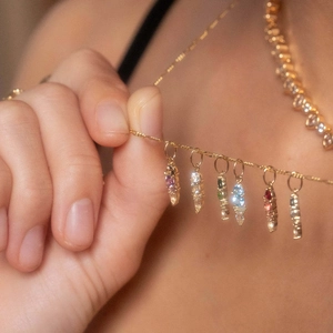Nahaufnahme der 18K vergoldeten Halskette mit sechs bunten Zirkonia-Anhängern im Detail