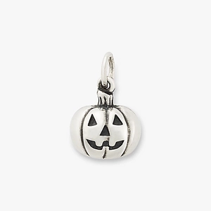 Détail d'un pendentif citrouille d'Halloween en acier inoxydable argenté avec boucle