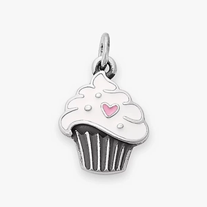 Détail d'un pendentif cupcake avec émail blanc et cœur rose en acier inoxydable