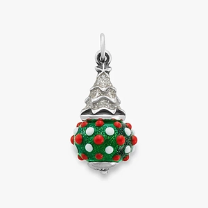 Vue détaillée d'un pendentif sapin de Noël en émail avec finitions argentées et paillettes