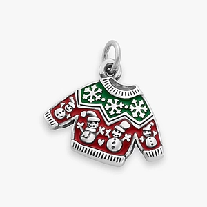 Gros plan détaillé d'un pendentif pull de Noël avec bonhomme de neige et détails en émail