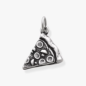 Détail macro d'un pendentif part de pizza vintage en acier argenté texturé