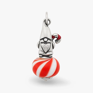 Détail du pendentif gnome de Noël avec sucre d'orge en émail rouge et perle sur acier argent