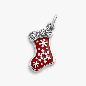 Pendentif botte de Noël détaillé en émail rouge et flocons blancs sur métal argenté