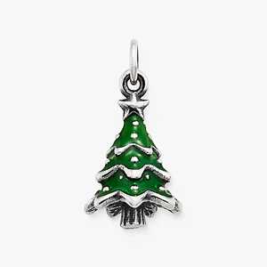 Détail du pendentif sapin de noël en émail vert avec une étoile sur fond blanc