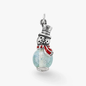 Détail d'un pendentif bonhomme de neige avec écharpe rouge et sphère pailletée