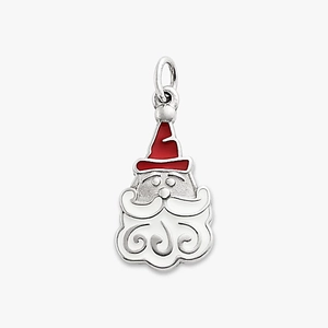 Vue macro d'un pendentif Père Noël en acier titane avec détails en émail rouge et blanc