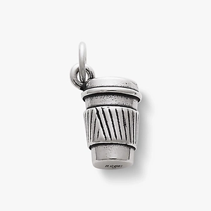 Détail du pendentif tasse à café en métal argenté avec manchon texturé et gravure S925
