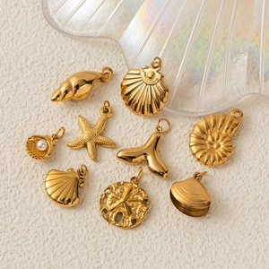Collana con Ciondolo Serie Oceano in Acciaio Inossidabile per Donna Placcata Oro 18K Conchiglia Stella Marina Gioielli