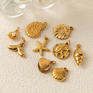 Ciondoli tema marino in acciaio inossidabile placcato oro 18K con stelle marine e conchiglie