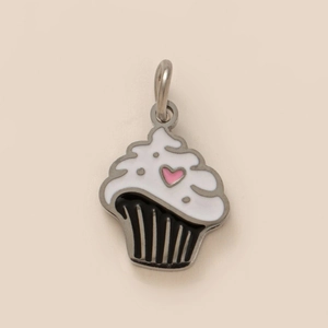 Detalle de un colgante de cupcake con esmalte de corazón rosa y acabado en metal plateado