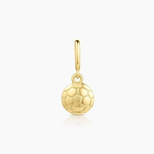 Makroaufnahme eines 3D-Fußballanhängers aus vakuumvergoldetem Edelstahl-Schmuck