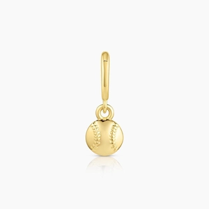 Makro-Detail eines polierten goldenen Baseball-Anhängers mit realistischen Nahtstrukturen