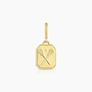 Detail eines goldenen Titanstahl-Anhängers mit geprägten Lacrosse-Schlägern und D