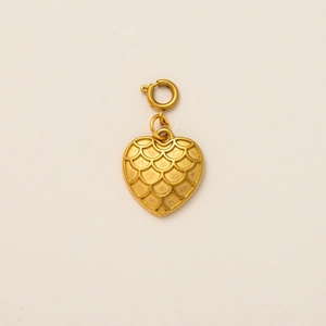 Détail d'un pendentif cœur doré avec texture éventail et fermoir sur fond blanc épuré
