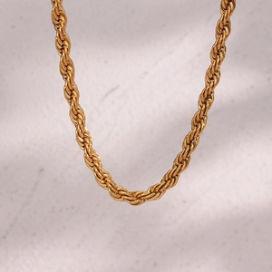 Dettaglio della collana a catena a fune placcata in oro 18K con maglie ritorte lucide