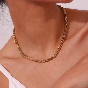 Dettaglio della collana a catena in acciaio inossidabile placcato oro 18K sul modello