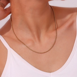 Dettaglio ravvicinato della collana a corda in acciaio inossidabile placcato oro 18K