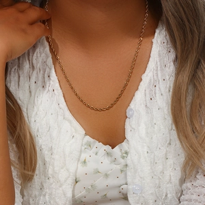 Détail du collier chaîne corde en acier inoxydable plaqué or 18K sur un mannequin