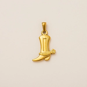 Détail du pendentif botte de cowboy plaqué or 18 carats avec lignes et éperons en relief
