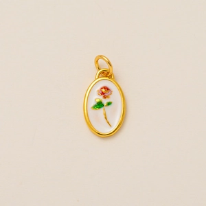 Détail d'un pendentif ovale avec motif de rose rouge et cadre plaqué or 18K