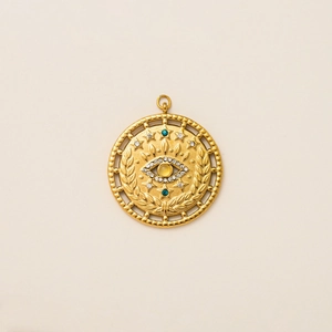 Gros plan sur un pendentif œil protecteur plaqué or 18 carats avec zircons et relief