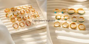 Dettaglio di orecchini a cerchio vintage placcati oro con zirconi colorati di lusso