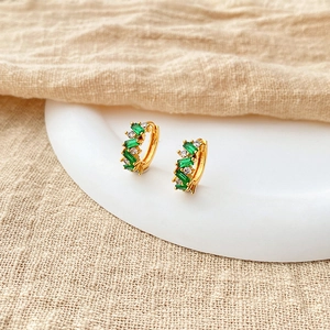 Σκουλαρίκια huggie 18K με σμαραγδένιο ζιργκόν και μικρές λευκές πέτρες